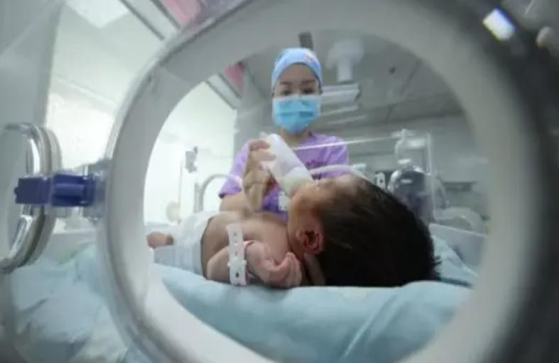انخفاض معدل المواليد يغلق أقسام ولادة في الصين 