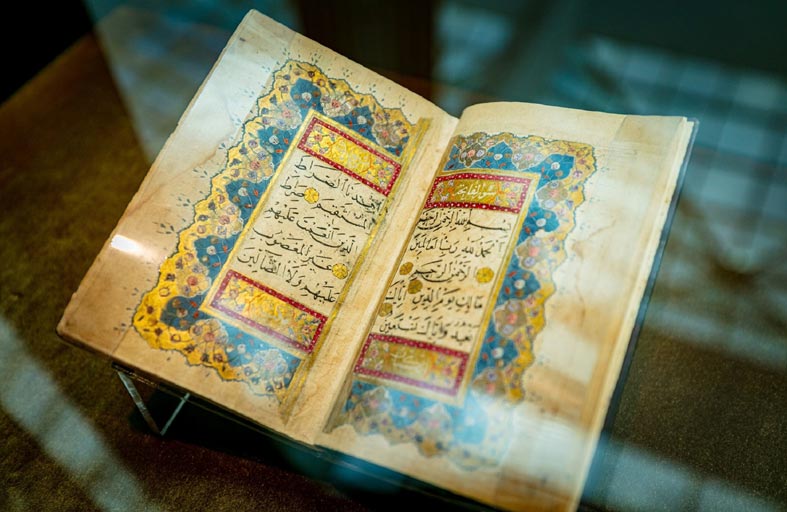 «كلمات من الشرق».. رحلة تبدأ بمخطوطات للمصحف وتعود بالزمن إلى مئات السنين