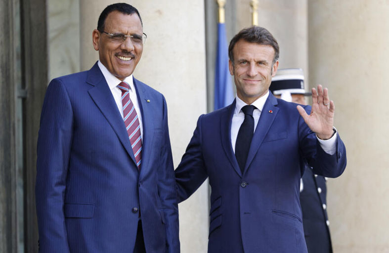 محمد بازوم، الأسير العنيد للمجلس العسكري يرفض الاستقالة 