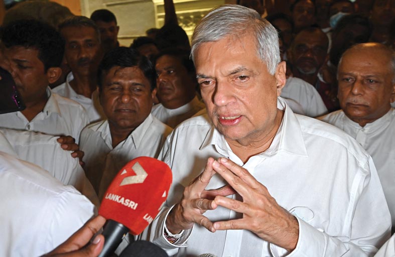  ويكرمسينغه يتعهد بإخراج بلاده من الأزمات الخانقة