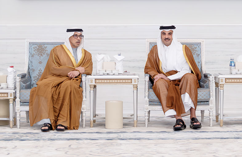 منصور بن زايد وعبد الله بن زايد يقدمان واجب العزاء إلى أمير قطر في وفاة الشيخ حمد بن خليفة آل ثاني 