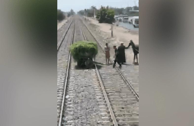 واقعة جديدة.. قطار يتفادى الاصطدام مع عربة 