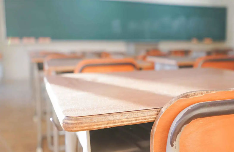 إعادة طالبة للصف الثالث بعد شهر من دراستها بالرابع