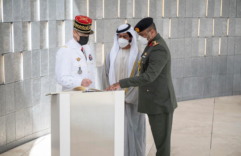 خليفة بن طحنون يستقبل رئيس أركان القوات المسلحة الفرنسية في واحة الكرامة