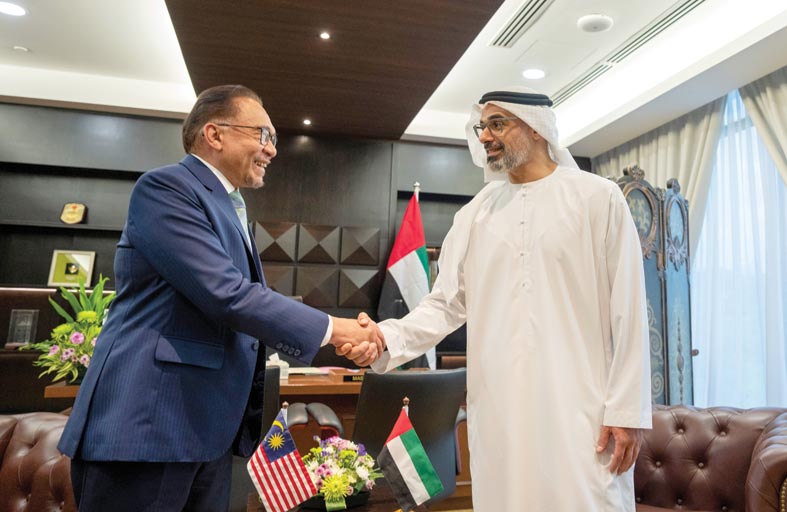 خالد بن محمد بن زايد يلتقي رئيس الوزراء الماليزي 