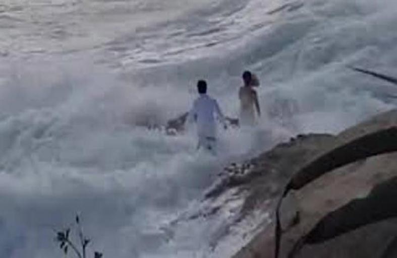 موجة عملاقة تفسد فرحة عروسين