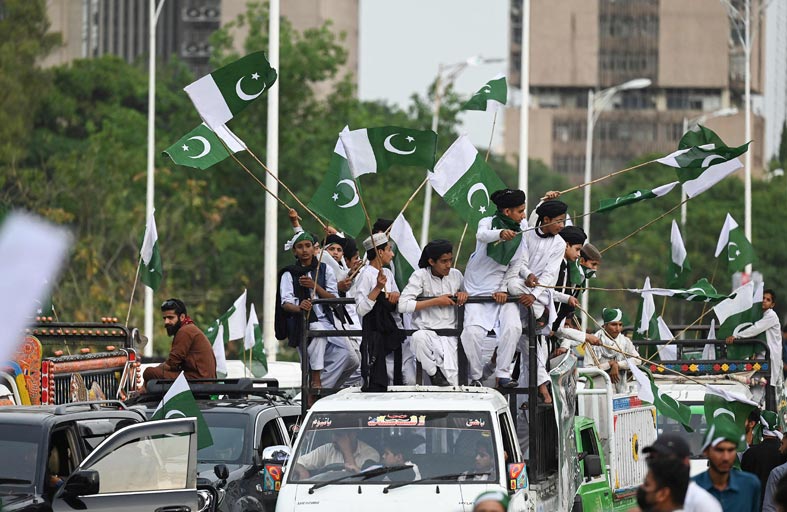 غارديان: لماذا أصبح عمران خان محور أزمة باكستان؟
