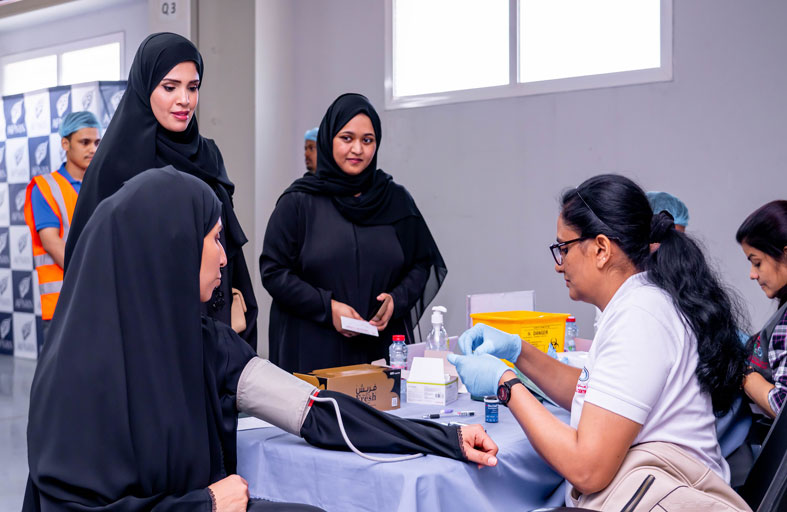 غرفة عجمان تنظم حملة فحوصات طبية للعاملين في القطاع الخاص