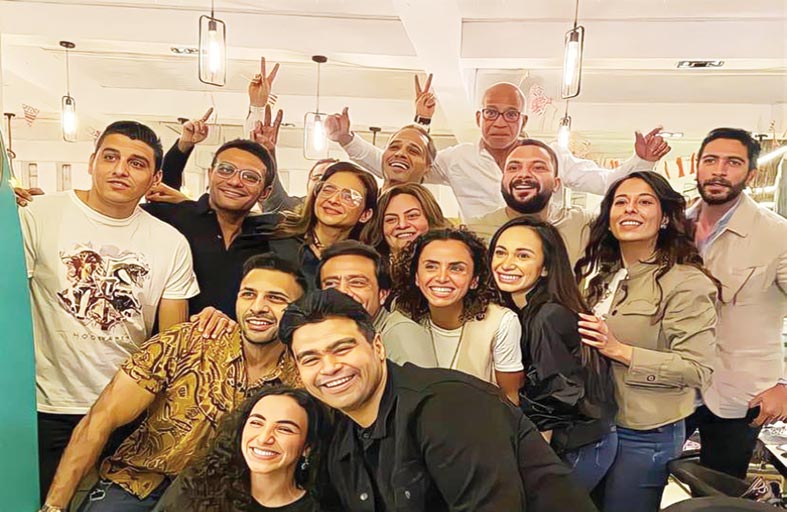 «مليونير مليونير» نيللى كريم فى صورة جديدة مع فريق عمل مسلسل 