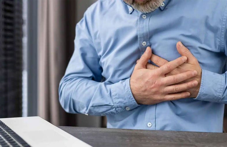 بينما كان يمازح زملاءه.. وفاة صادمة لصحفي