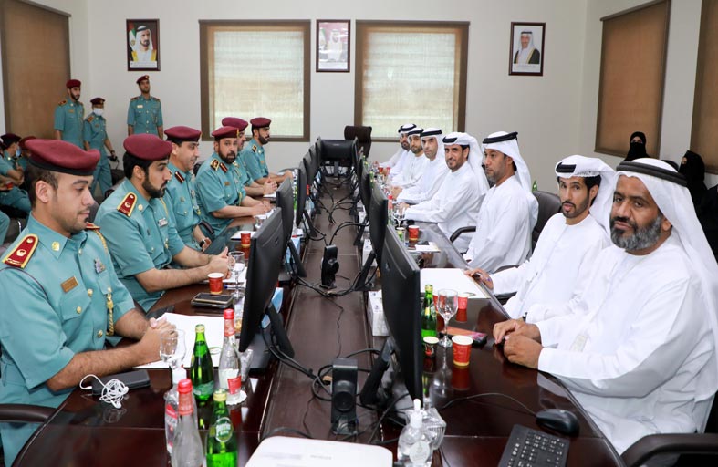 مركز خدمات المرور والترخيص بالفجيرة يستقبل وفداً من بلدية العين