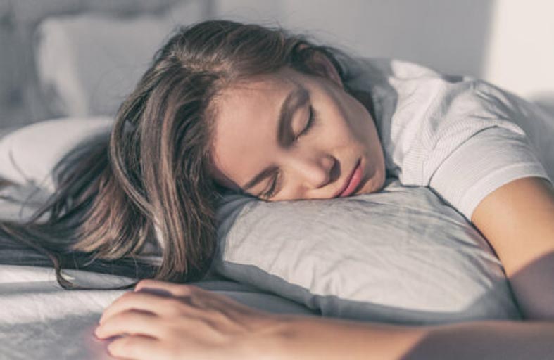 طبيبة توضح لماذا تظهر التجاعيد بعد النوم