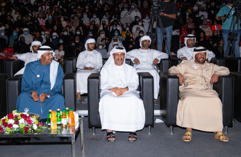 فنانون وشعراء يتغنون بعيد الاتحاد الخمسين على مسرح الفقيت بدبا الفجيرة 