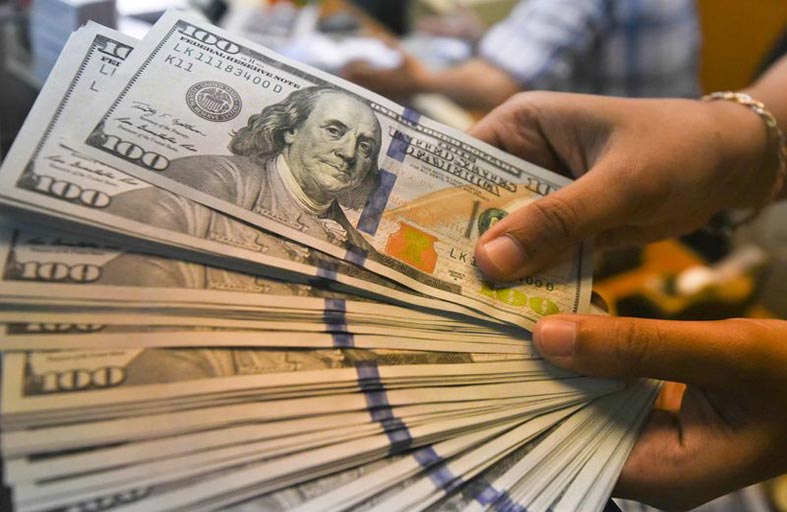 الدولار يرتفع مع بحث المستثمرين عن ملاذ آمن 