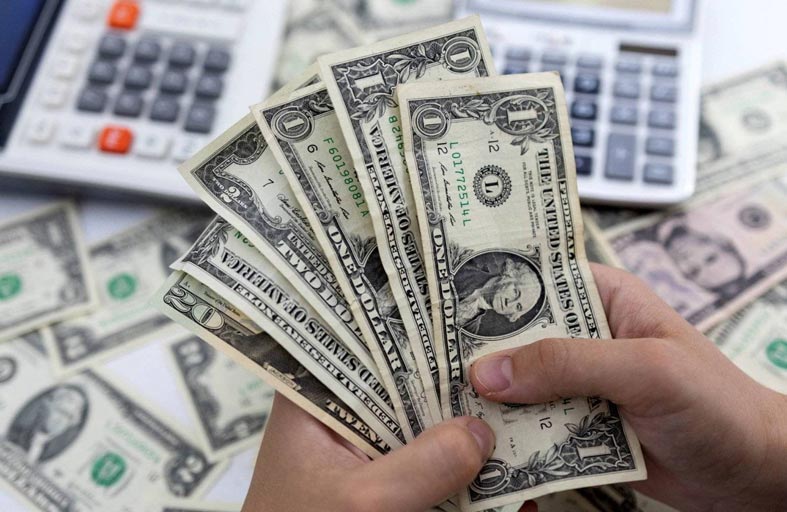 الـدولار يســجل مكاســب أســبوعية واســعة