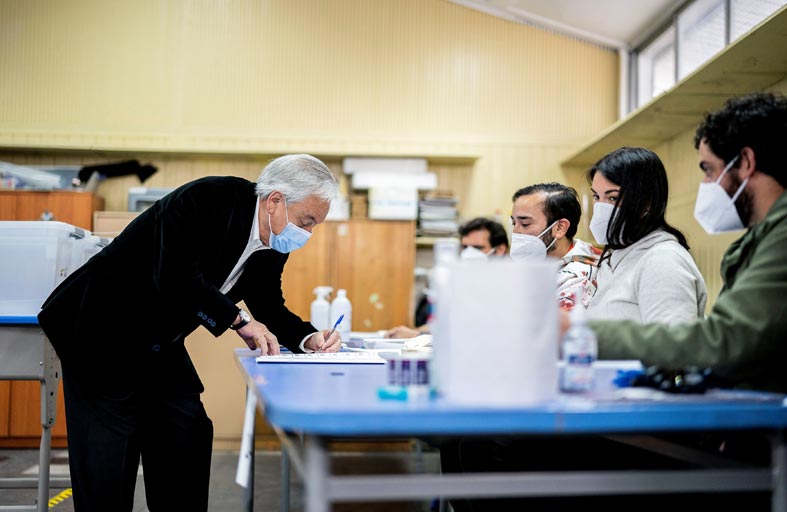 التشيليون يصوتون في استفتاء على دستور جديد 