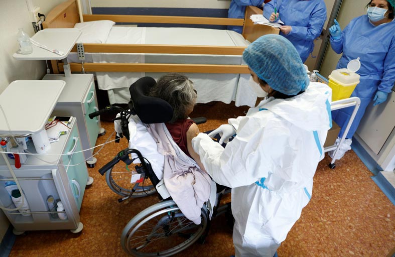 إعطاء 20 ألف جرعة ثانية من لقاح فايزر في إنجلترا قبل تغيير قواعد التطعيم 