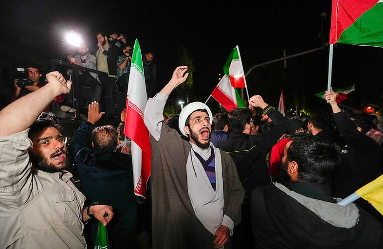 تجمّعات في إيران احتفاء بالهجوم على إسرائيل