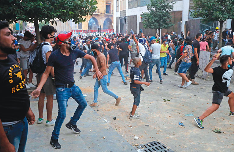 استقالة الحكومة اللبنانية.. وغضب الشارع يتصاعد