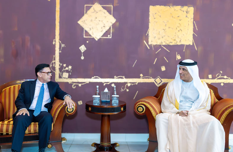 سعود بن صقر يستقبل السفير الكندي