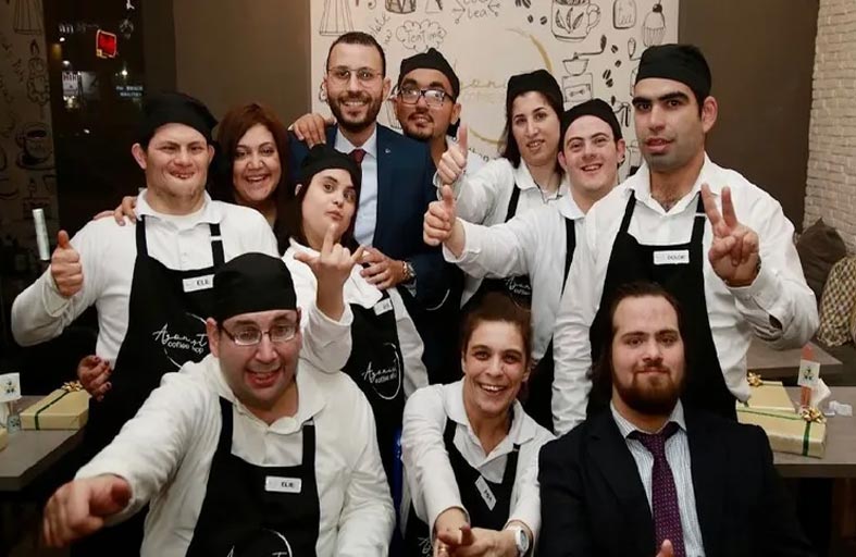 مطعم يتحدى الأزمات بفضل أصحاب الهمم