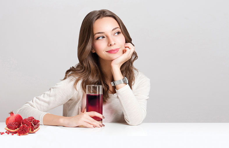 أيهما أفضل.. تناول حبات الرمان أم شرب عصيرها؟