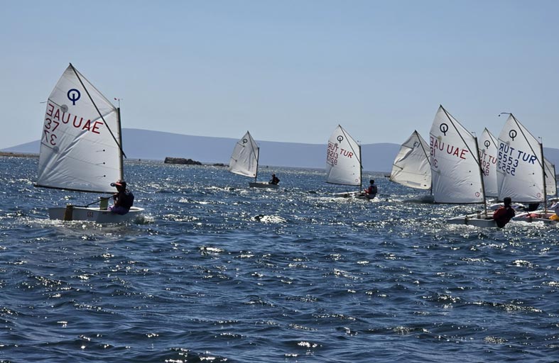 «أبوظبي للشراع الحديث» ينافس 500 بحار على كأس أورا في إيطاليا
