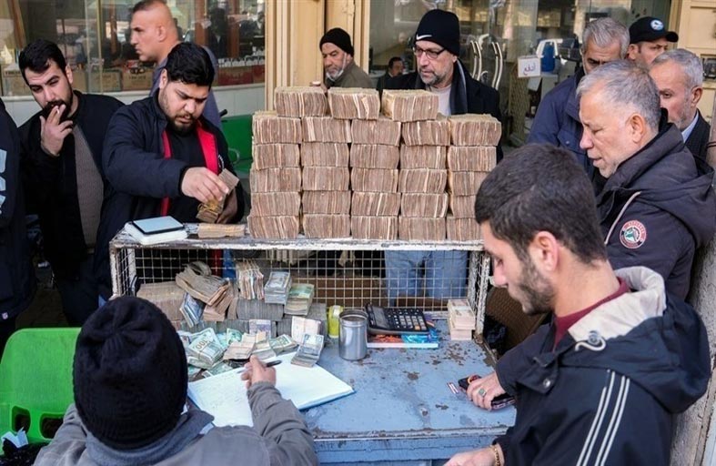 كيف يحاول العراقيون الالتفاف على القيود لسحب الدولار؟