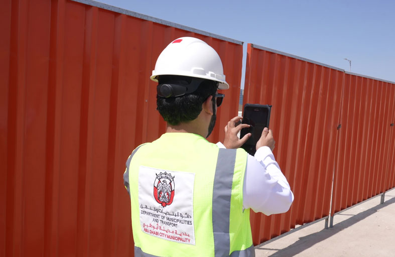 بلدية مدينة أبوظبي تنفذ حملة ميدانية على المواقع الإنشائية للتفتيش على الأسوار المؤقتة