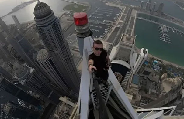 يتسلّق أعلى ناطحة سحاب