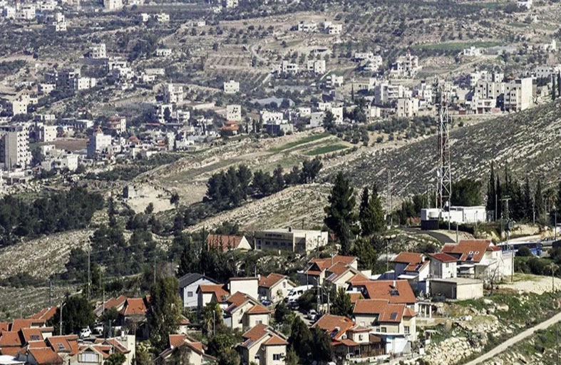 مستوطنون يهاجمون راكبي دراجات فلسطينيين بالضفة