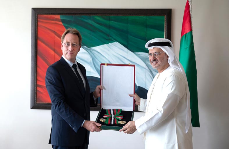 رئيس الدولة يمنح سفير فرنسا وسام الاستقلال من الطبقة الأولى