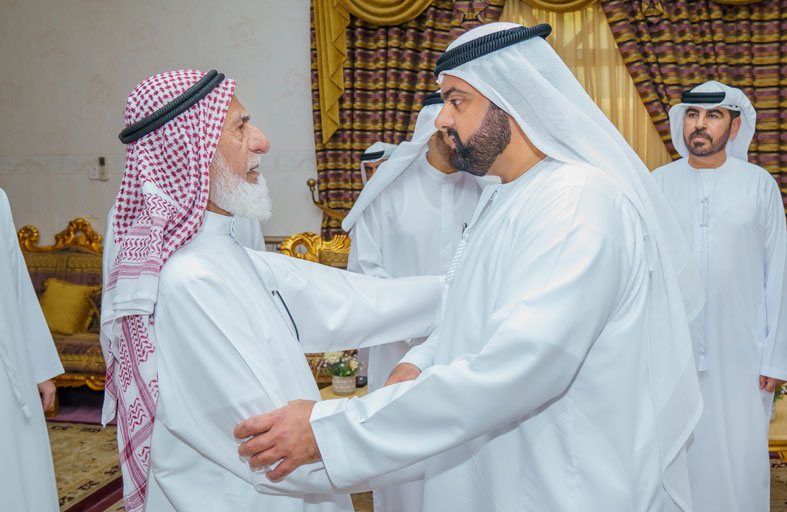 محمد الشرقي يقدم واجب العزاء في وفاة محمد عبدالله بن خاتم الشامسي