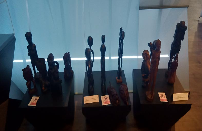 زوار جناح الكاميرون يتجولون بين المقتنيات بسفينة من عبوات بلاستيكية في أكسبو 2020 