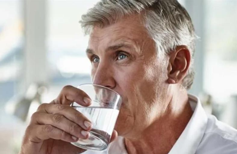 شرب المياه والشيخوخة.. دراسة تخرج بنتائج مذهلة