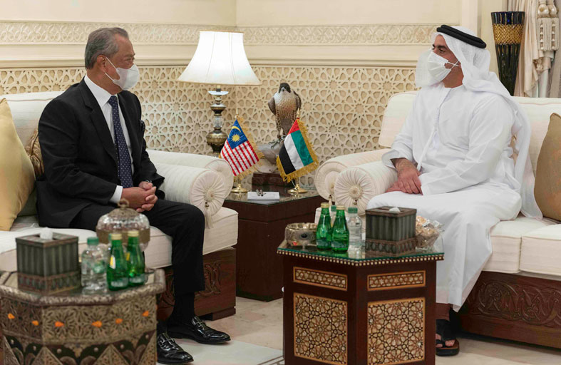 سيف بن زايد يلتقي رئيس وزراء ماليزيا والوفد المرافق