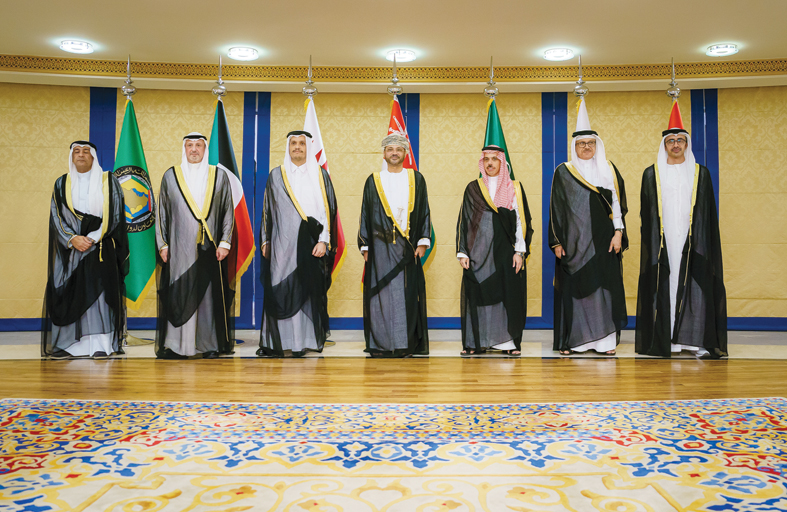 عبدالله بن زايد: الأولوية الملحة حاليا هي حماية المدنيين وتوفير ممرات إنسانية آمنة لإيصال المساعدات الإغاثية والطبية لهم 