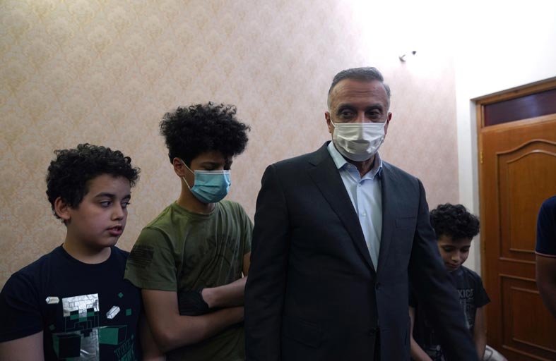 رئيس الوزراء العراقي يزور عائلة الهاشمي ويتعهد محاسبة قتلته 