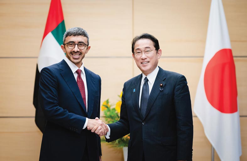 عبدالله بن زايد ورئيس وزراء اليابان يبحثان في طوكيو الشراكة الاستراتيجية بين البلدين