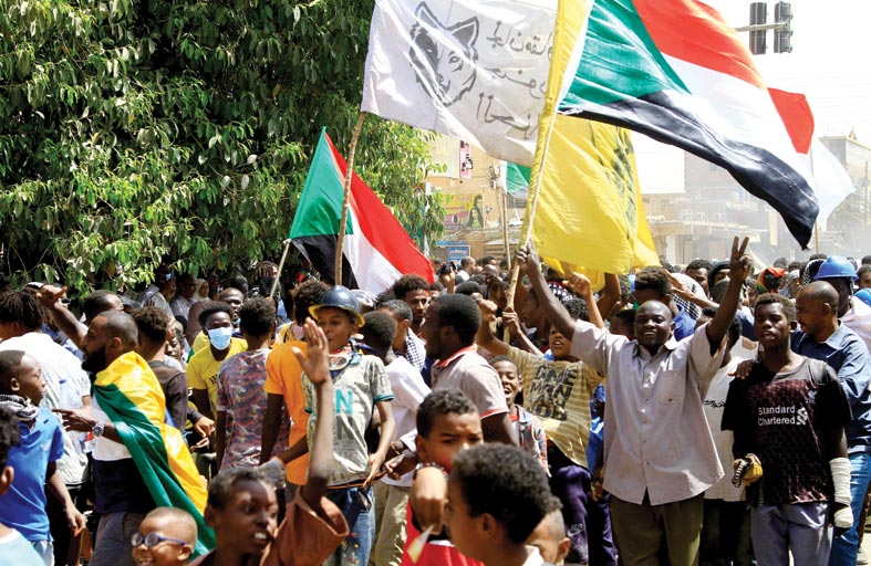 آلاف السودانيين يتظاهرون ضد الحكم العسكري وغلاء الخبز