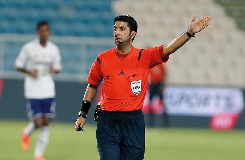 8 حكام يتجاوزون حاجز الـ100 مباراة بـ «دوري المحترفين»