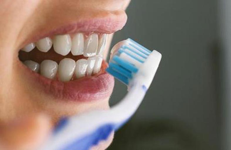 متى تنظف أسنانك صباحا؟ خبراء يحددون