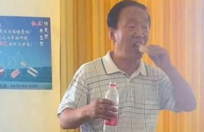 ليثبت حسن النية.. فيديو لرئيس شركة يتناول قطعة «صابون»