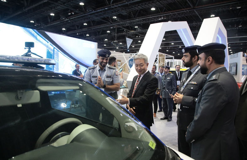 السفير الصيني يزور منصة شرطة أبوظبي بالكونغرس العالمي للإعلام