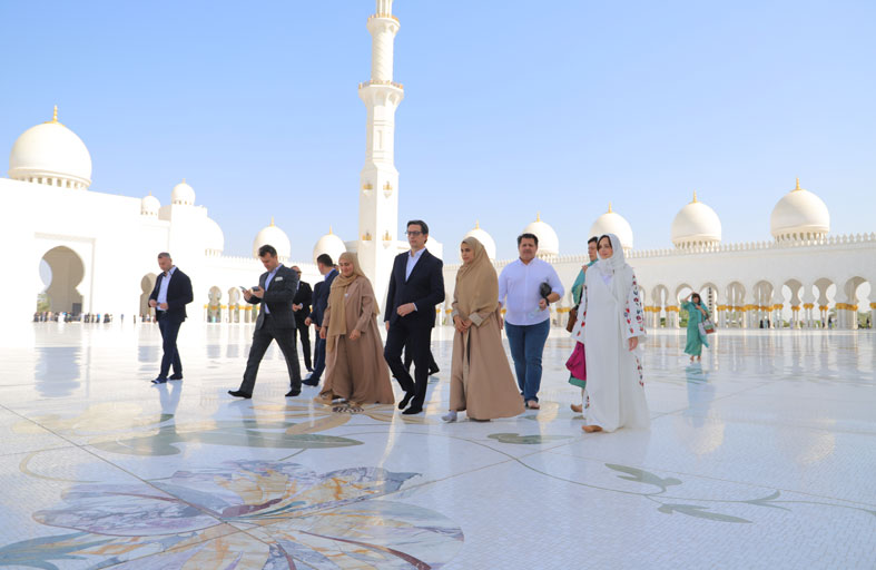 رئيس جمهورية مقدونيا الشمالية يزور جامع الشيخ زايد الكبير في أبوظبي