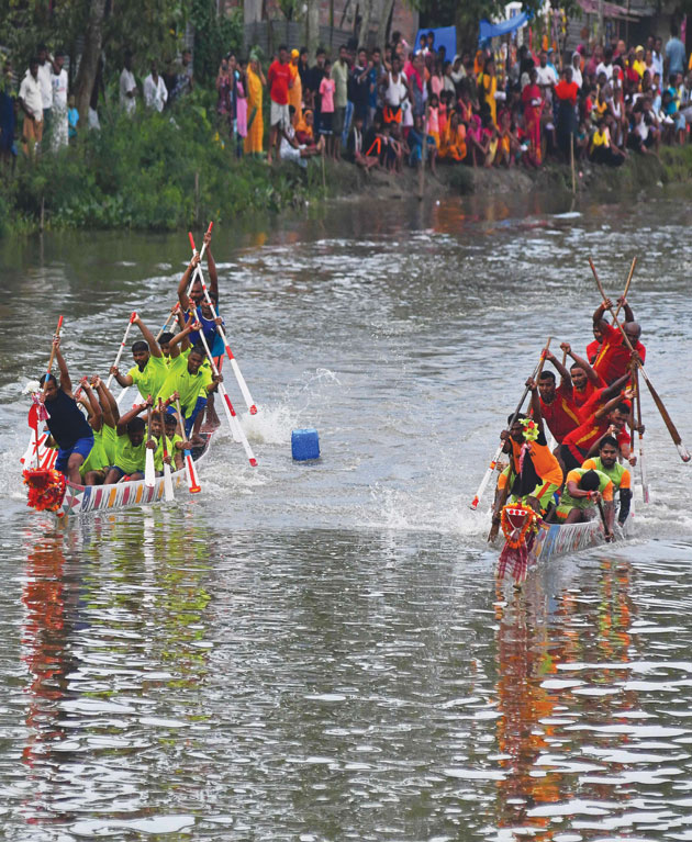 قرويون يتنافسون في سباق قوارب سنوي تقليدي في نهر بوروليا بولاية آسام الهندية  - ا ف ب