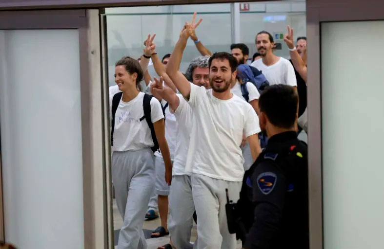 إسبان من أسطول الصمود يتحدثون عن «إساءة» معاملتهم في إسرائيل 