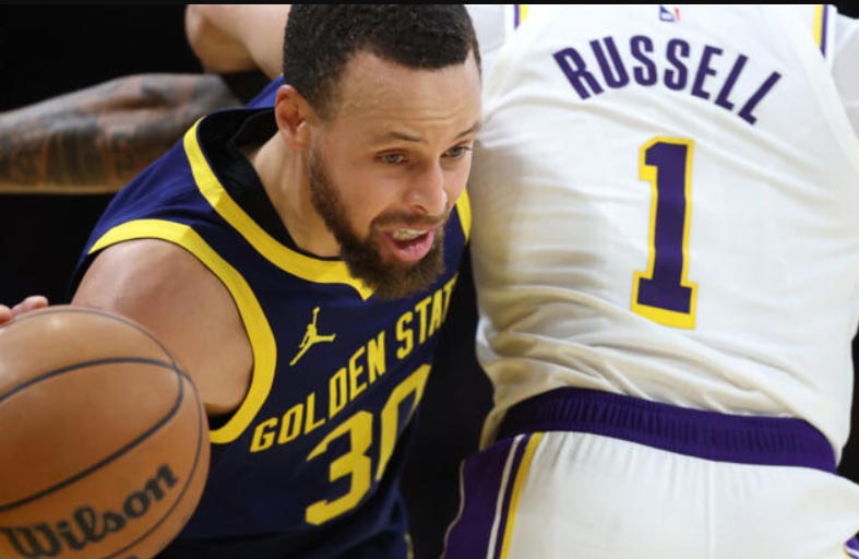  كوري يقود ووريرز للفوز على ليكرز بدوري «أن بي ايه» 