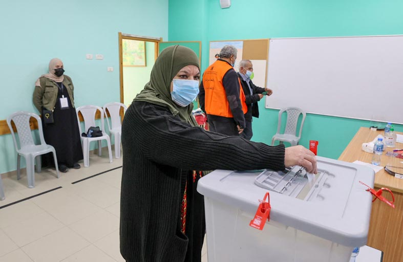 الفلسطينيون يصوتون في انتخابات محلية بالضفة 