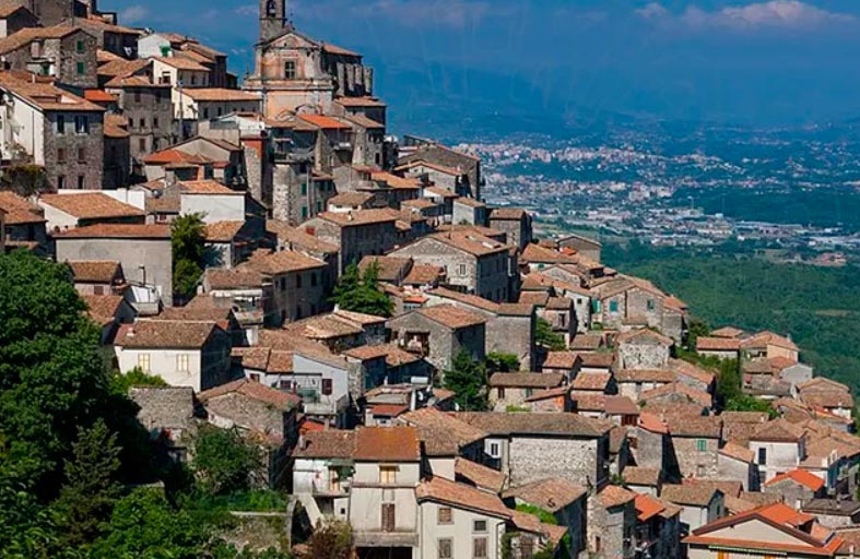 قرية إيطالية تعرض المنزل بيورو واحد.. الإقبال ضعيف